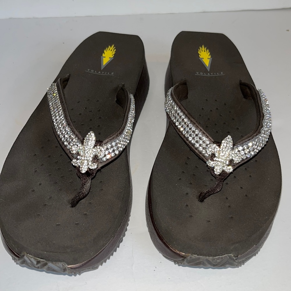 🆕⚜️Volatile rhinestone ⚜️fleur-de-lis Thong Sandal NWOT